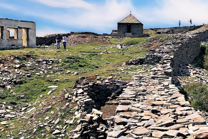 Exploring History And Nature: Jalori Pass - Raghupur Fort Trek In Kullu ...